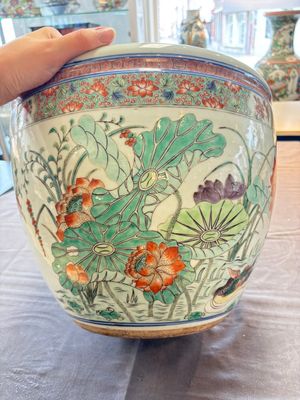 A Chinese famille rose 'mandarin ducks in a lotus pond' scroll pot, 19th C. — photo 14
