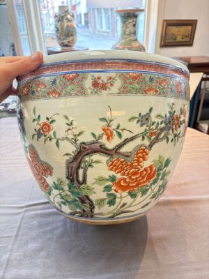 A Chinese famille rose 'mandarin ducks in a lotus pond' scroll pot, 19th C. — photo 2