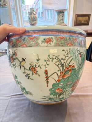 A Chinese famille rose 'mandarin ducks in a lotus pond' scroll pot, 19th C. — photo 3