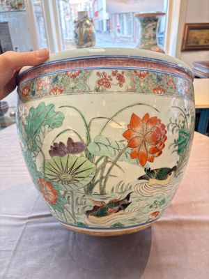 A Chinese famille rose 'mandarin ducks in a lotus pond' scroll pot, 19th C. — photo 4