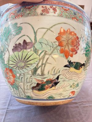 A Chinese famille rose 'mandarin ducks in a lotus pond' scroll pot, 19th C. — photo 7