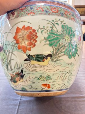 A Chinese famille rose 'mandarin ducks in a lotus pond' scroll pot, 19th C. — photo 8