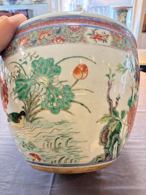 A Chinese famille rose 'mandarin ducks in a lotus pond' scroll pot, 19th C. — photo 9