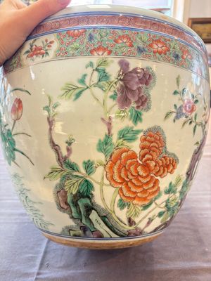A Chinese famille rose 'mandarin ducks in a lotus pond' scroll pot, 19th C. — photo 10
