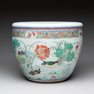 A Chinese famille rose 'mandarin ducks in a lotus pond' scroll pot, 19th C. — photo 1