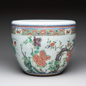 A Chinese famille rose 'mandarin ducks in a lotus pond' scroll pot, 19th C. — photo 2