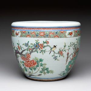 A Chinese famille rose 'mandarin ducks in a lotus pond' scroll pot, 19th C. — photo 3
