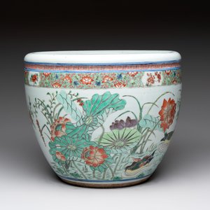 A Chinese famille rose 'mandarin ducks in a lotus pond' scroll pot, 19th C. — photo 4