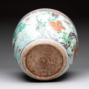 A Chinese famille rose 'mandarin ducks in a lotus pond' scroll pot, 19th C. — photo 6