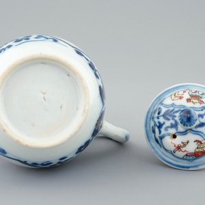 A Chinese famille rose mandarin milk jug and cover, Qianlong, 18th C. — 照片 3