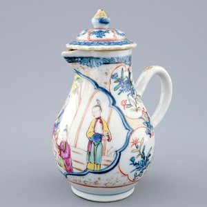 A Chinese famille rose mandarin milk jug and cover, Qianlong, 18th C. — 照片 1
