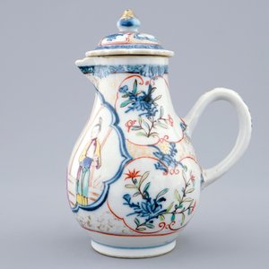 A Chinese famille rose mandarin milk jug and cover, Qianlong, 18th C. — 照片 2