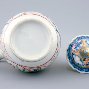 A Chinese famille rose mandarin milk jug and cover, Qianlong, 18th C. — 照片 3