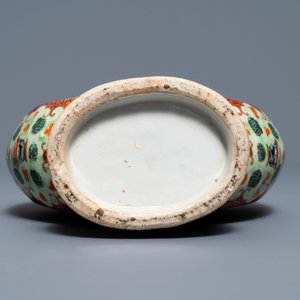 A Chinese famille rose 'mandarin' moonflask vase, Qianlong/Jiaqing — photo 6