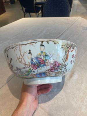 A Chinese famille rose 'mandarin subject' bowl, Qianlong — photo 1