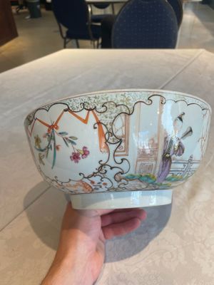 A Chinese famille rose 'mandarin subject' bowl, Qianlong — photo 2
