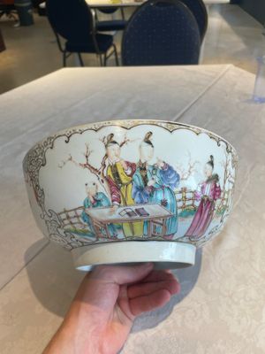 A Chinese famille rose 'mandarin subject' bowl, Qianlong — photo 3
