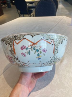A Chinese famille rose 'mandarin subject' bowl, Qianlong — photo 4