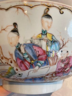 A Chinese famille rose 'mandarin subject' bowl, Qianlong — photo 7