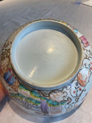 A Chinese famille rose 'mandarin subject' bowl, Qianlong — photo 9