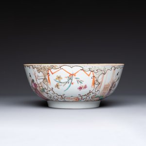 A Chinese famille rose 'mandarin subject' bowl, Qianlong — photo 2