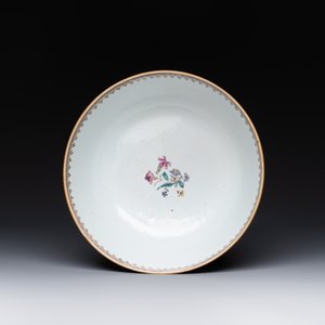 A Chinese famille rose 'mandarin subject' bowl, Qianlong — photo 5