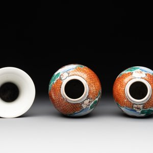 A Chinese famille rose 'mandarin subject' garniture of three vases, Qianlong — photo 5
