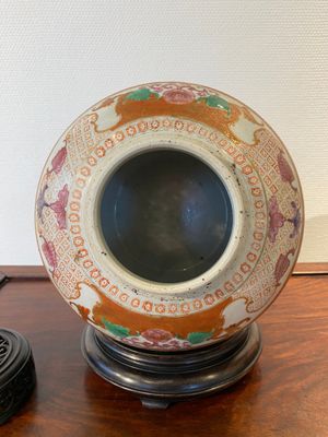 A Chinese famille rose 'mandarin subject' jar with wooden cover and stand, Qianlong/Jiaqing — 照片 4