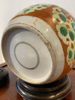 A Chinese famille rose 'mandarin subject' jar with wooden cover and stand, Qianlong/Jiaqing — 照片 6