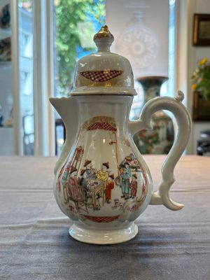 A Chinese famille rose 'mandarin subject' jug and cover, Qianlong — 照片 1