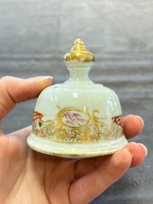 A Chinese famille rose 'mandarin subject' jug and cover, Qianlong — 照片 12