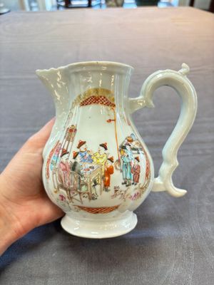 A Chinese famille rose 'mandarin subject' jug and cover, Qianlong — 照片 2