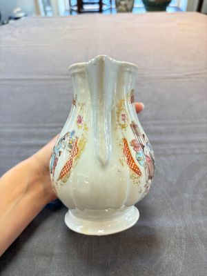 A Chinese famille rose 'mandarin subject' jug and cover, Qianlong — 照片 5