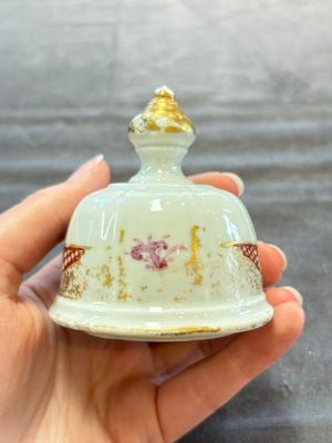 A Chinese famille rose 'mandarin subject' jug and cover, Qianlong — 照片 10