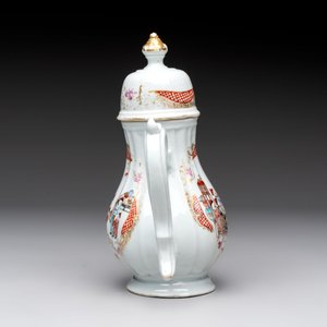 A Chinese famille rose 'mandarin subject' jug and cover, Qianlong — 照片 2