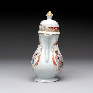 A Chinese famille rose 'mandarin subject' jug and cover, Qianlong — 照片 4