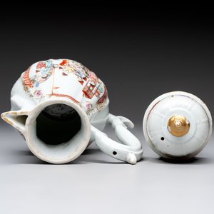 A Chinese famille rose 'mandarin subject' jug and cover, Qianlong — 照片 5