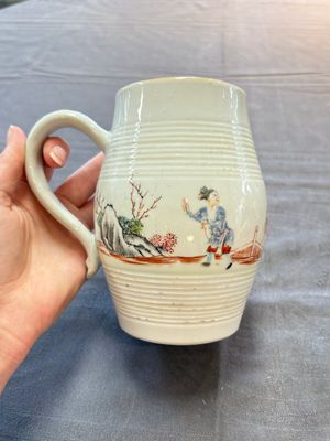 A Chinese famille rose 'mandarin subject' teapot and a mug, Qianlong — 照片 1