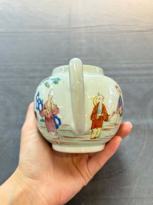 A Chinese famille rose 'mandarin subject' teapot and a mug, Qianlong — 照片 11