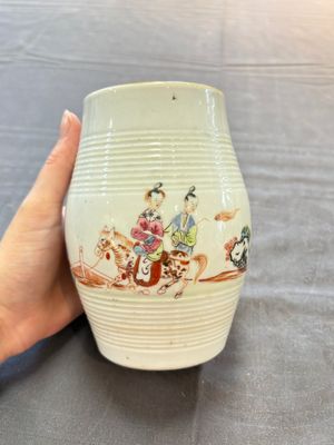 A Chinese famille rose 'mandarin subject' teapot and a mug, Qianlong — 照片 2