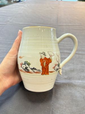 A Chinese famille rose 'mandarin subject' teapot and a mug, Qianlong — 照片 3