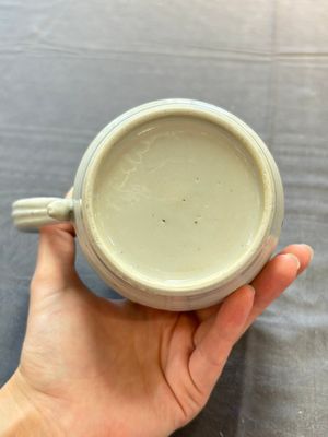 A Chinese famille rose 'mandarin subject' teapot and a mug, Qianlong — 照片 6