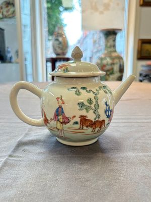 A Chinese famille rose 'mandarin subject' teapot and a mug, Qianlong — 照片 7