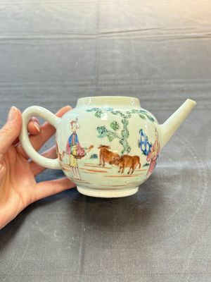 A Chinese famille rose 'mandarin subject' teapot and a mug, Qianlong — 照片 8