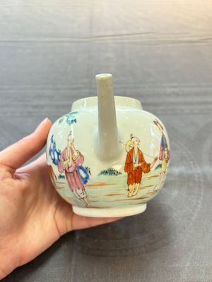 A Chinese famille rose 'mandarin subject' teapot and a mug, Qianlong — 照片 9