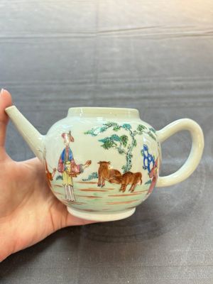 A Chinese famille rose 'mandarin subject' teapot and a mug, Qianlong — 照片 10