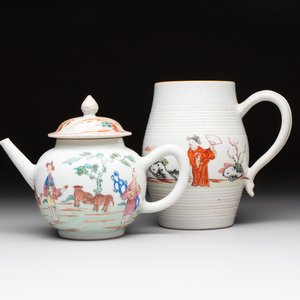 A Chinese famille rose 'mandarin subject' teapot and a mug, Qianlong — 照片 1