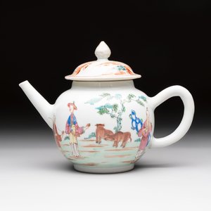 A Chinese famille rose 'mandarin subject' teapot and a mug, Qianlong — 照片 2