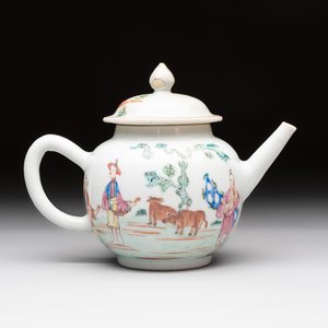 A Chinese famille rose 'mandarin subject' teapot and a mug, Qianlong — 照片 4