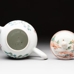 A Chinese famille rose 'mandarin subject' teapot and a mug, Qianlong — 照片 6